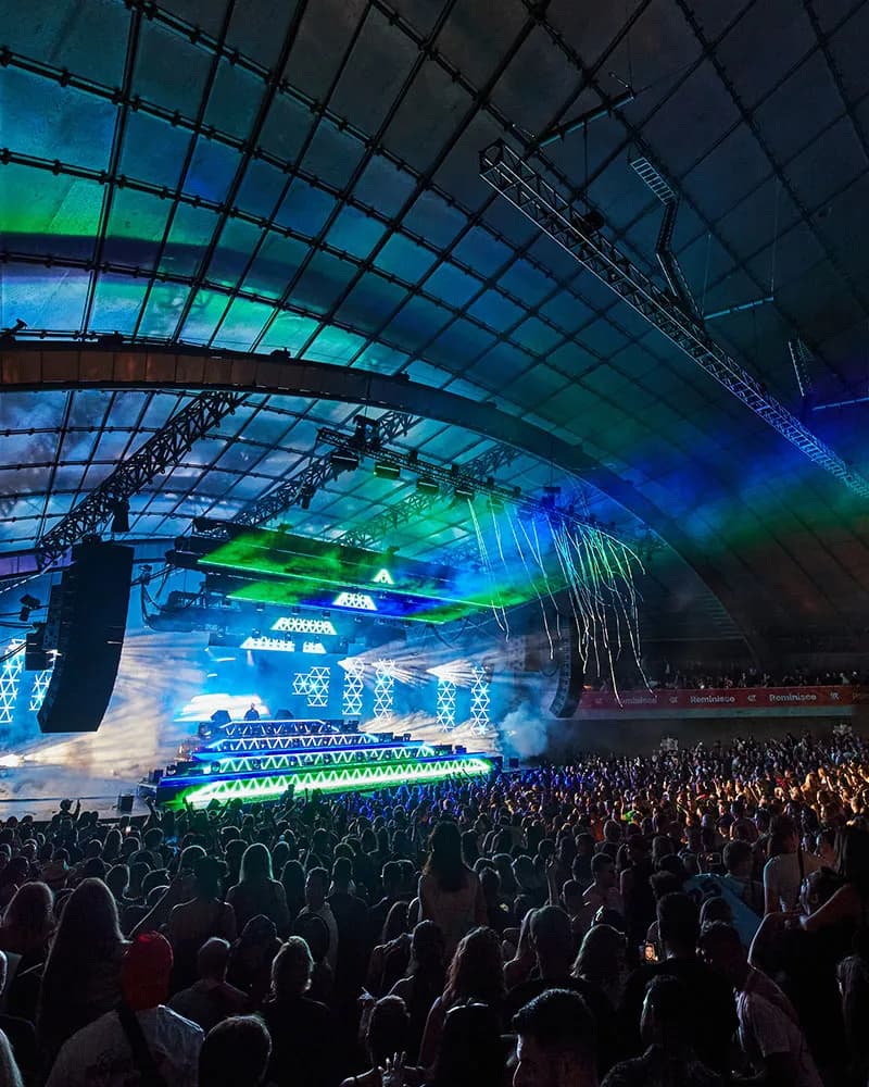 Reminisce fans dancing during the countdown